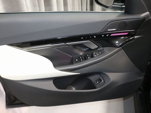 Used 2025 BMW 530i xDrive w/ Premium Package image 13