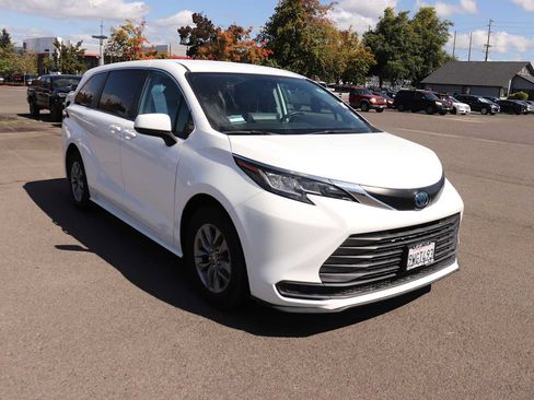 Used 2022 Toyota Sienna LE FWD image 3