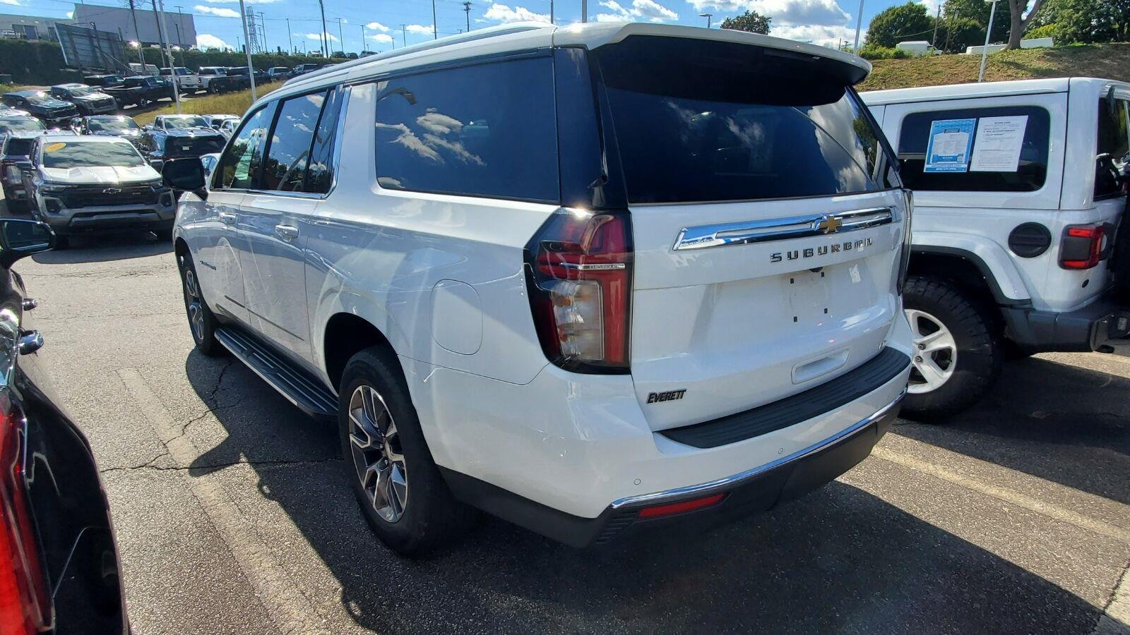 Used 2022 Chevrolet Suburban LT w/ Luxury Package AWD/4WD image 9