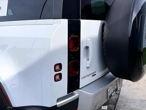 Used 2023 Land Rover Defender 110 SE image 27