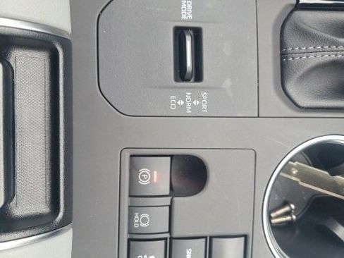 Used 2024 Toyota Highlander LE image 27