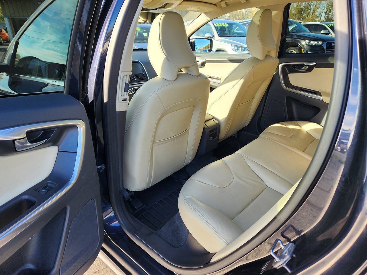 Used 2016 Volvo XC60 T5 Premier w/ Proximity Package FWD image 15