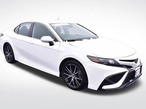 Certified 2022 Toyota Camry SE image 6