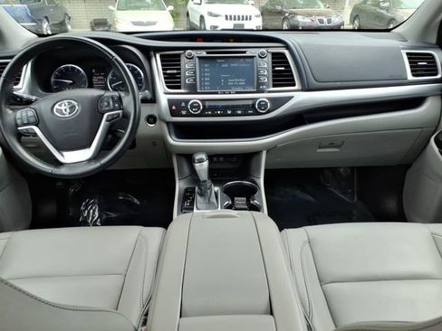 Used 2018 Toyota Highlander XLE FWD image 12