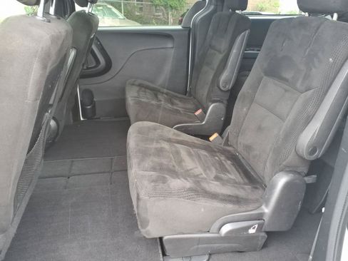 Used 2016 Dodge Grand Caravan SE FWD image 13