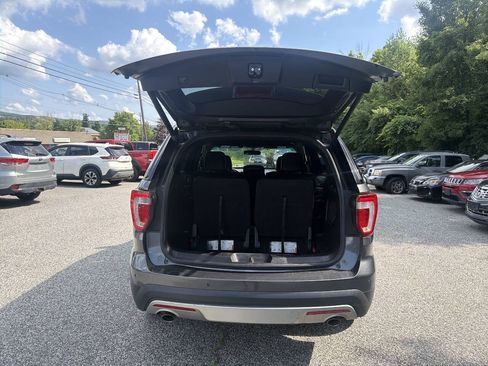 Used 2017 Ford Explorer XLT w/ Equipment Group 202A AWD/4WD image 13