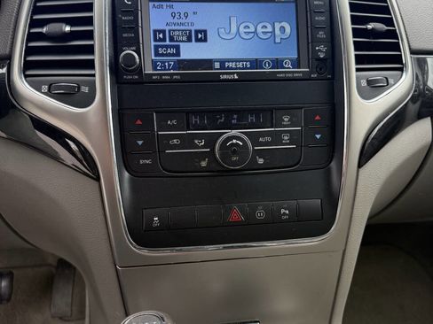 Used 2011 Jeep Grand Cherokee Laredo image 8