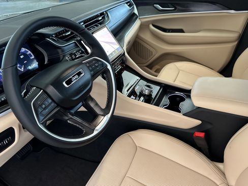 New 2025 Jeep Grand Cherokee L Limited w/ Luxury Tech Group II image 10