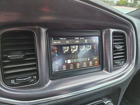 Used 2018 Dodge Charger SXT w/ Blacktop Package image 4