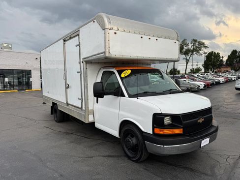 Used 2017 Chevrolet Express 4500 Extended RWD image 2