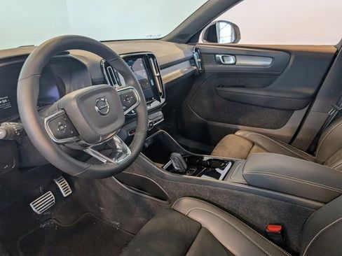 Used 2022 Volvo XC40 P8 Recharge Plus image 16