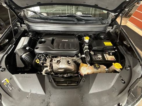 Used 2019 Jeep Cherokee Limited AWD/4WD image 29