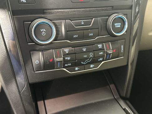 Used 2018 Ford Explorer XLT w/ Equipment Group 202A FWD image 23