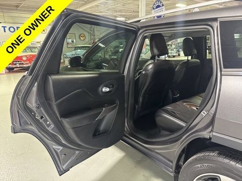 Used 2019 Jeep Cherokee Limited w/ Technology Group AWD/4WD image 11