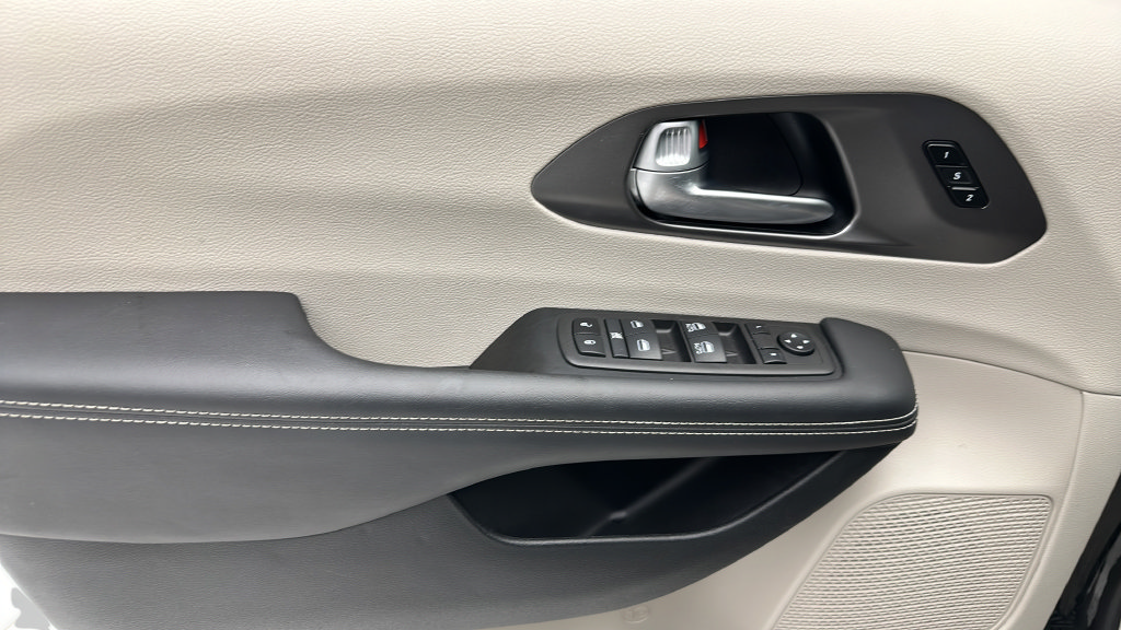 Used 2024 Chrysler Pacifica Touring-L FWD image 12