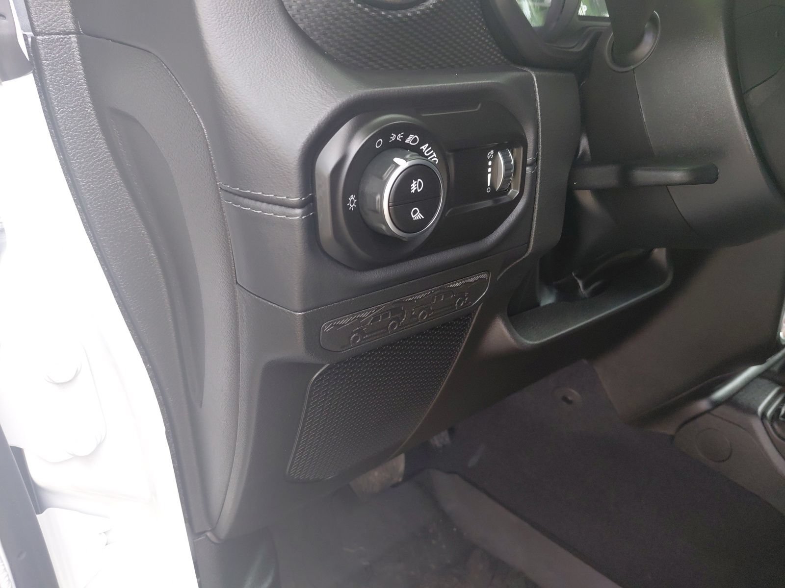 Used 2025 Jeep Gladiator Rubicon w/ Convenience Group AWD/4WD image 14