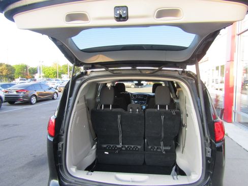 Used 2022 Chrysler Voyager LX FWD image 21
