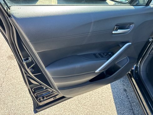 Used 2023 Toyota Corolla Cross XLE image 10