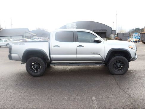 Used 2018 Toyota Tacoma TRD Off-Road image 4