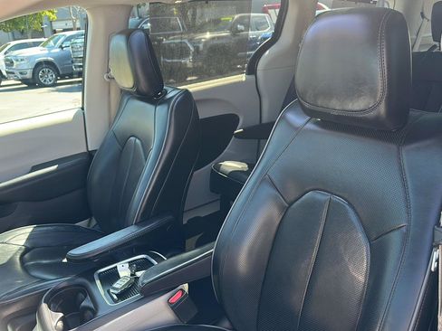 Used 2019 Chrysler Pacifica Limited FWD image 38