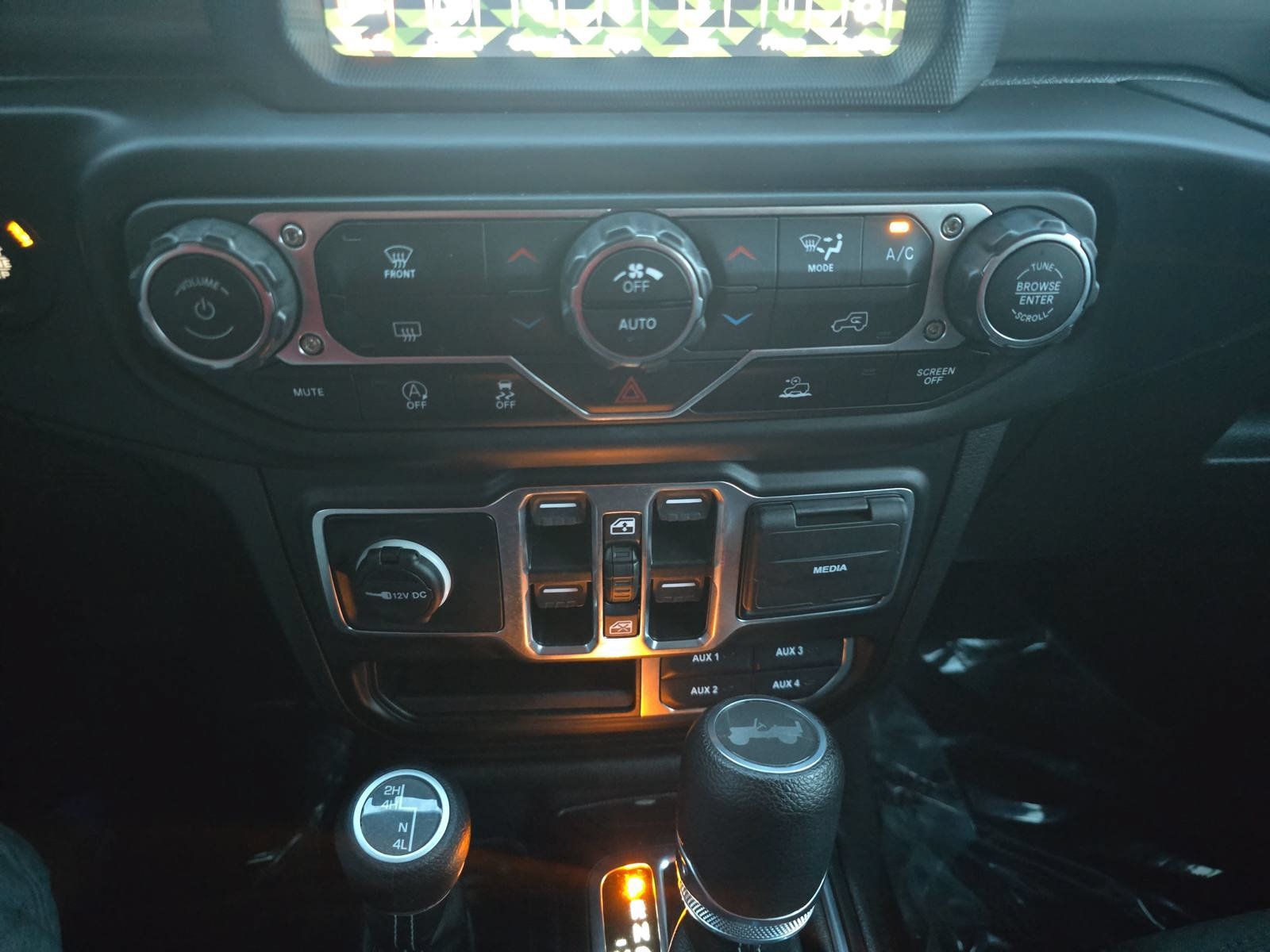 Used 2022 Jeep Wrangler Unlimited Sahara AWD/4WD image 22