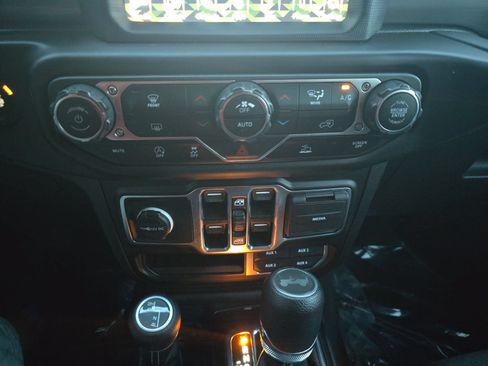 Used 2022 Jeep Wrangler Unlimited Sahara AWD/4WD image 22