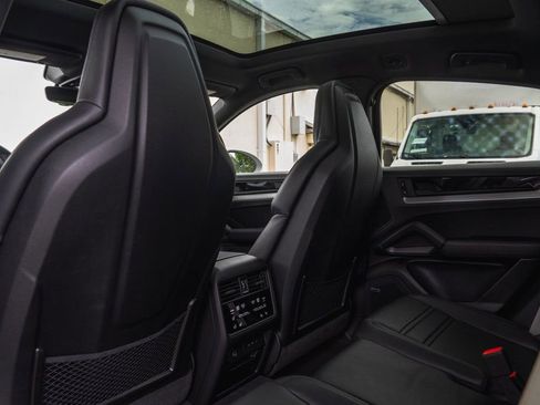 Used 2025 Porsche Cayenne Coupe AWD/4WD image 20