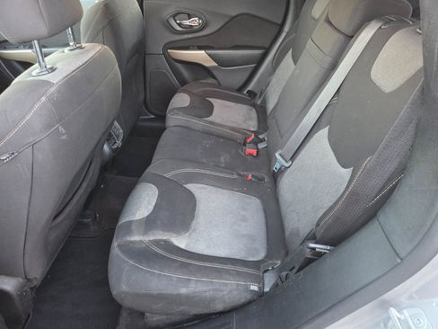 Used 2018 Jeep Cherokee Latitude FWD image 11