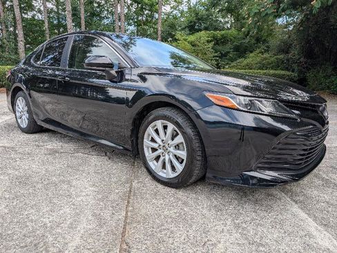 Used 2018 Toyota Camry LE FWD image 2