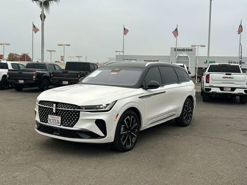 Used 2024 Lincoln Nautilus Reserve image 8