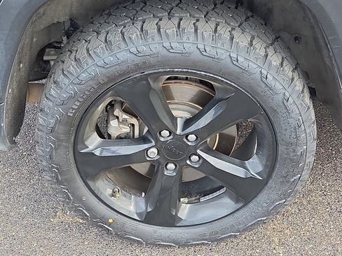 Used 2023 Jeep Grand Cherokee L Laredo image 6