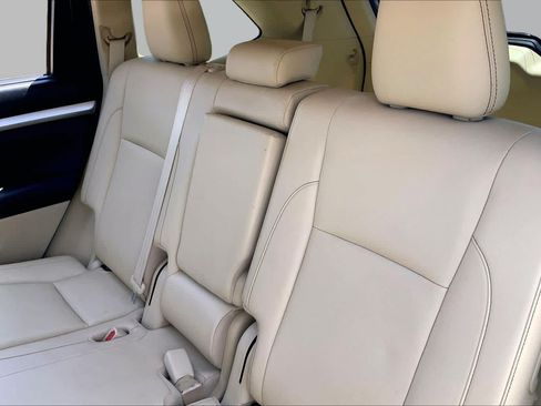 Used 2019 Toyota Highlander XLE FWD image 20