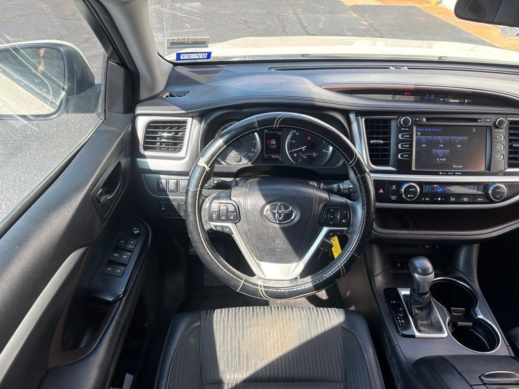 Used 2017 Toyota Highlander Plus FWD image 2