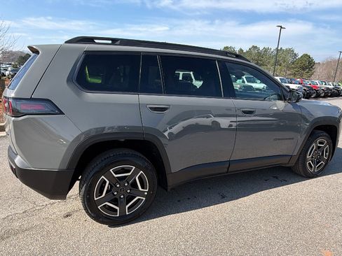 Used 2026 Jeep Cherokee Laredo AWD/4WD image 8
