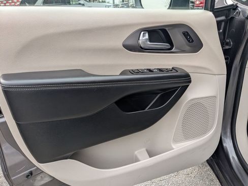 Used 2023 Chrysler Pacifica Touring-L image 11