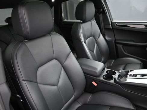 Certified 2023 Porsche Macan AWD/4WD image 28