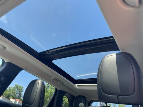 Used 2017 Jeep Cherokee Limited AWD/4WD image 9