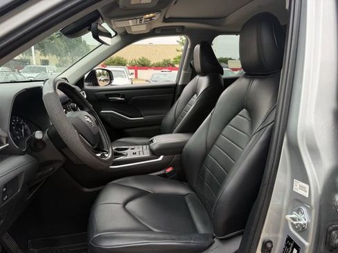 Used 2021 Toyota Highlander XLE AWD/4WD image 27