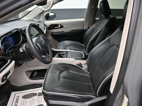 Used 2023 Chrysler Pacifica Limited image 14