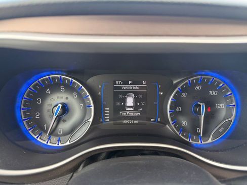 Used 2018 Chrysler Pacifica Touring-L image 11