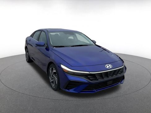 Used 2025 Hyundai Elantra SEL image 3