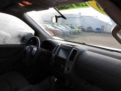 Used 2019 Nissan Frontier SV image 18