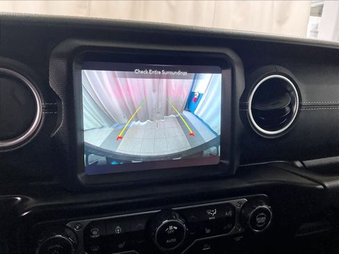 Used 2022 Jeep Wrangler Unlimited Sahara w/ Cold Weather Group image 19