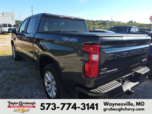 Used 2019 Chevrolet Silverado 1500 Custom w/ Custom Value Package AWD/4WD image 4
