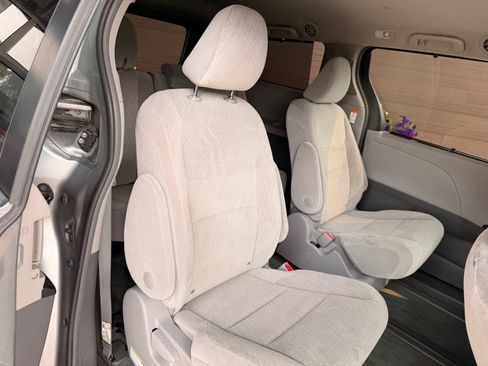 Used 2017 Toyota Sienna LE AWD/4WD image 16