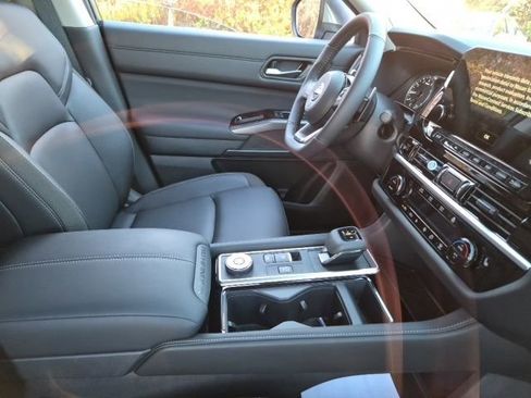 Used 2025 Nissan Pathfinder SL w/ SL Premium Package image 14