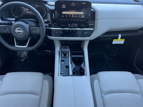 New 2025 Nissan Pathfinder SL image 4