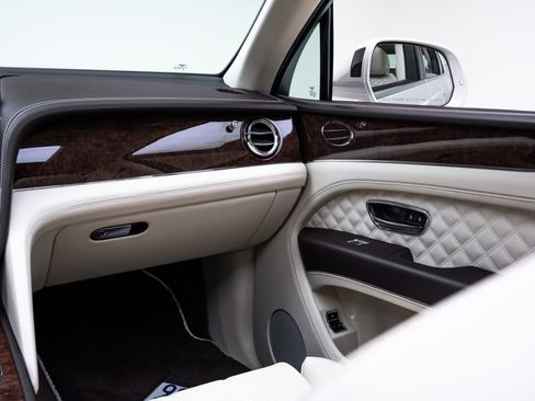 Used 2021 Bentley Bentayga image 30