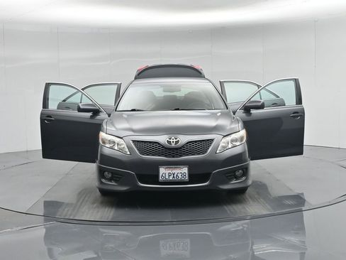 Used 2010 Toyota Camry SE image 30