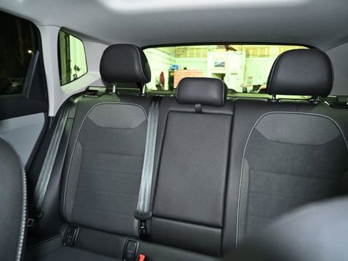 Used 2024 Volkswagen Taos SE image 25